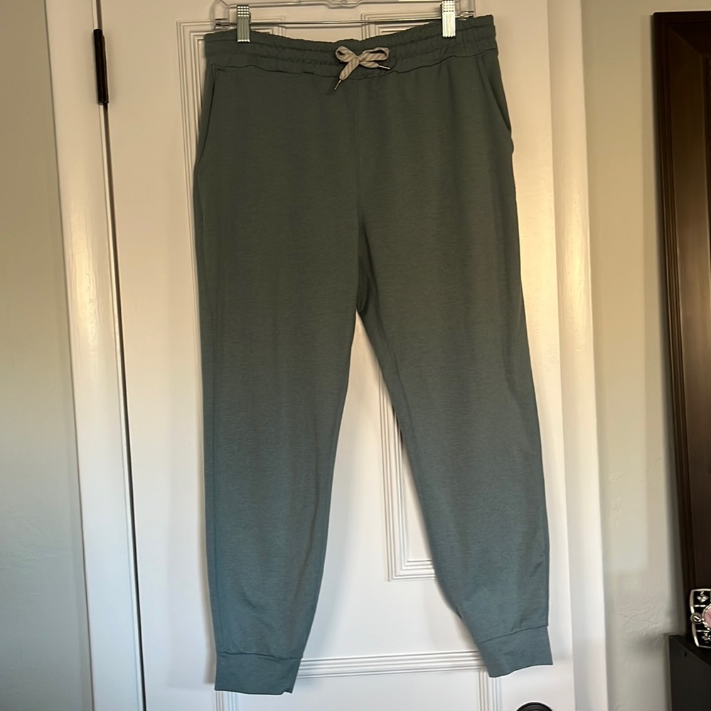 Vuori Performance Jogger in Stormy Heather